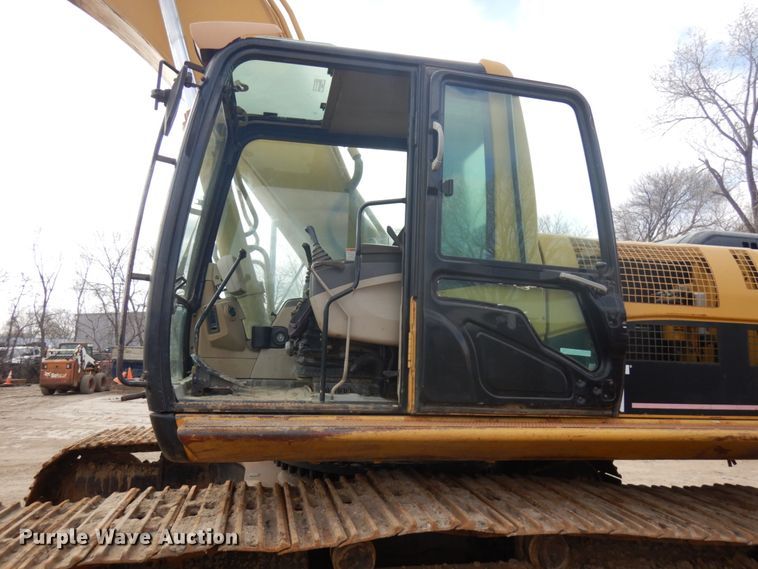 image for item HR9122 2002 Caterpillar 330C L  excavator