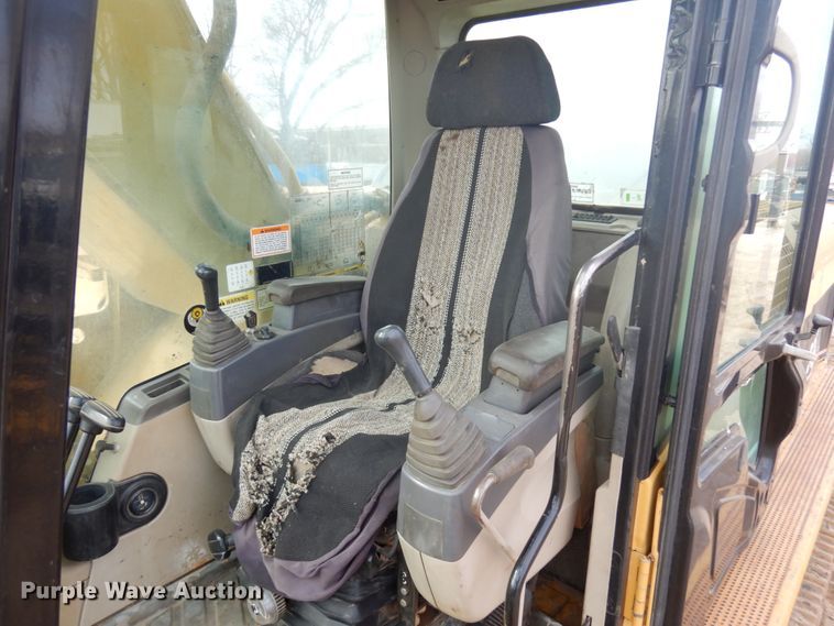 image for item HR9122 2002 Caterpillar 330C L  excavator