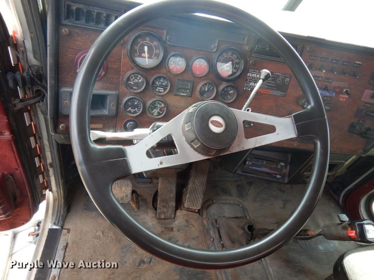 image for item HR9139 1992 Peterbilt 379  dump truck