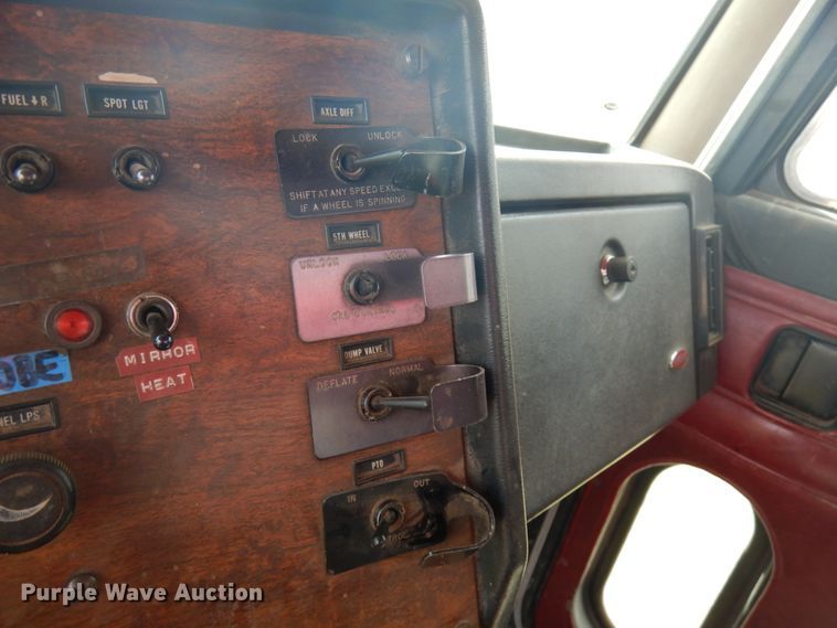 image for item HR9139 1992 Peterbilt 379  dump truck