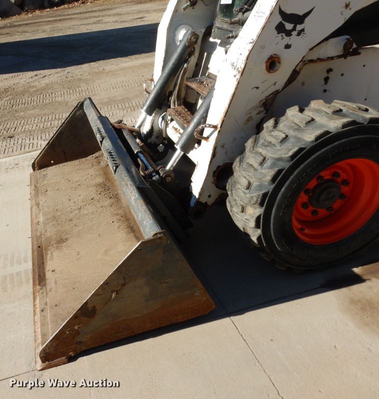 image for item HR9146 2007 Bobcat S330  skid steer loader