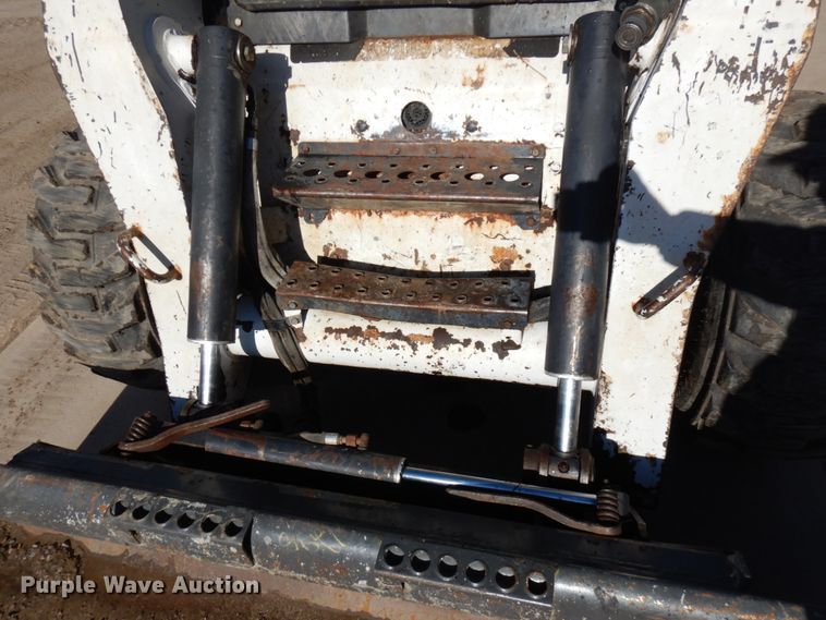 image for item HR9146 2007 Bobcat S330  skid steer loader