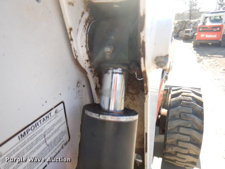 image for item HR9146 2007 Bobcat S330  skid steer loader