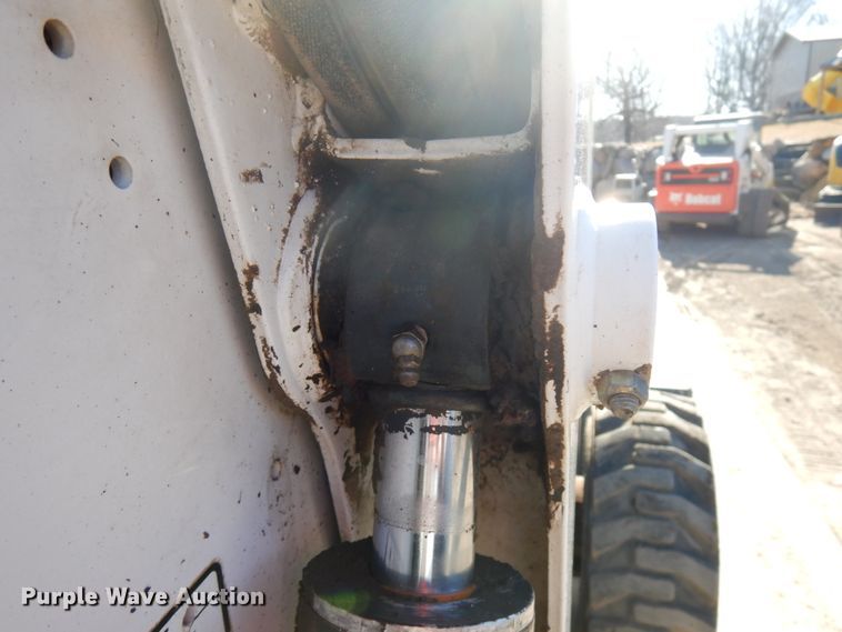 image for item HR9146 2007 Bobcat S330  skid steer loader