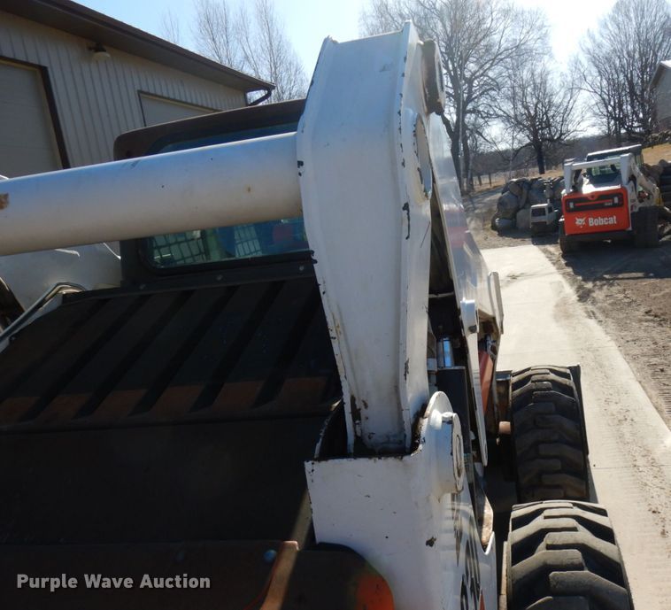 image for item HR9146 2007 Bobcat S330  skid steer loader