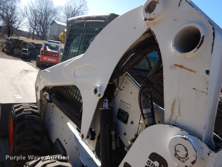 image for item HR9146 2007 Bobcat S330  skid steer loader