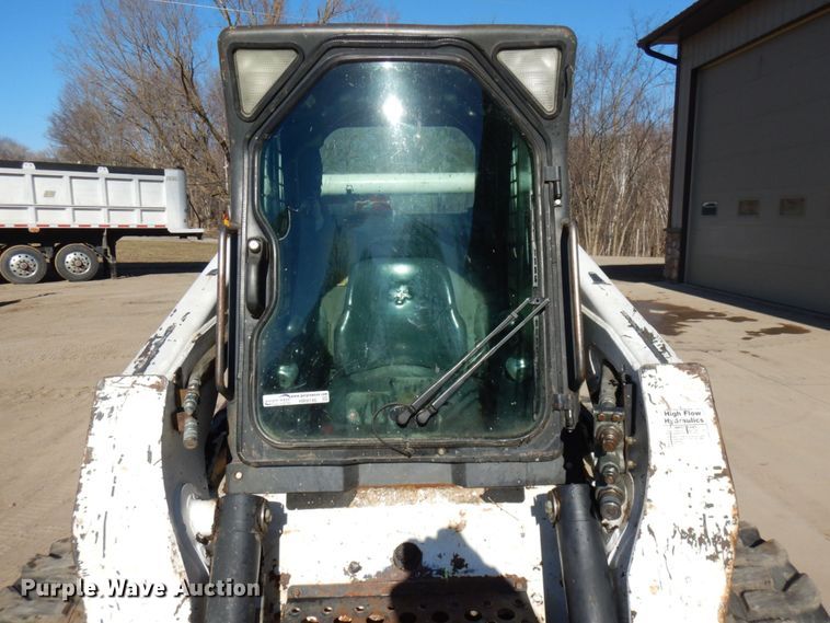 image for item HR9146 2007 Bobcat S330  skid steer loader