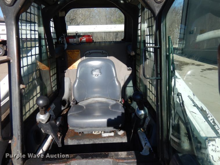 image for item HR9146 2007 Bobcat S330  skid steer loader