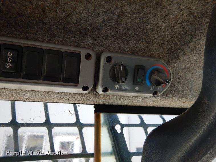 image for item HR9146 2007 Bobcat S330  skid steer loader