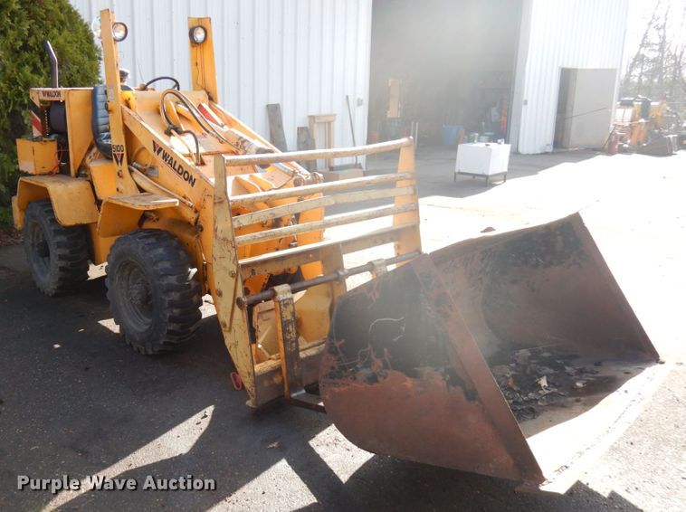 image for item HR9159 2002 Waldon 5100  compact utility loader