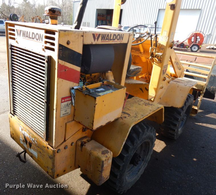 image for item HR9159 2002 Waldon 5100  compact utility loader