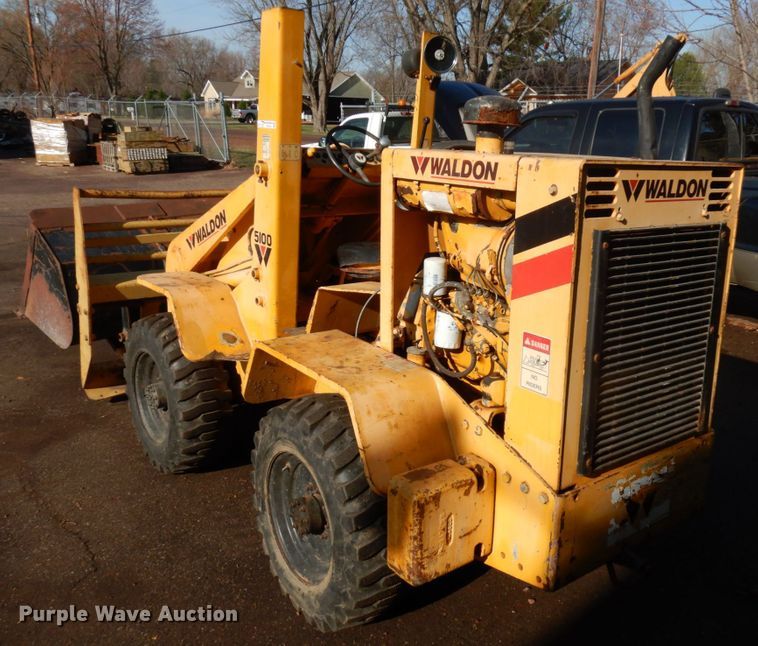image for item HR9159 2002 Waldon 5100  compact utility loader