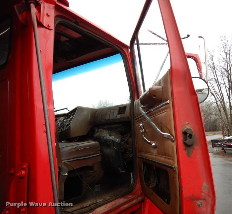 image for item HR9169 1995 Ford L9000  dump truck