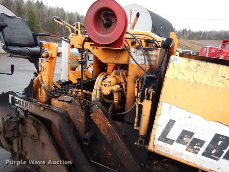 image for item HR9174 2005 LeeBoy L8500T  paver