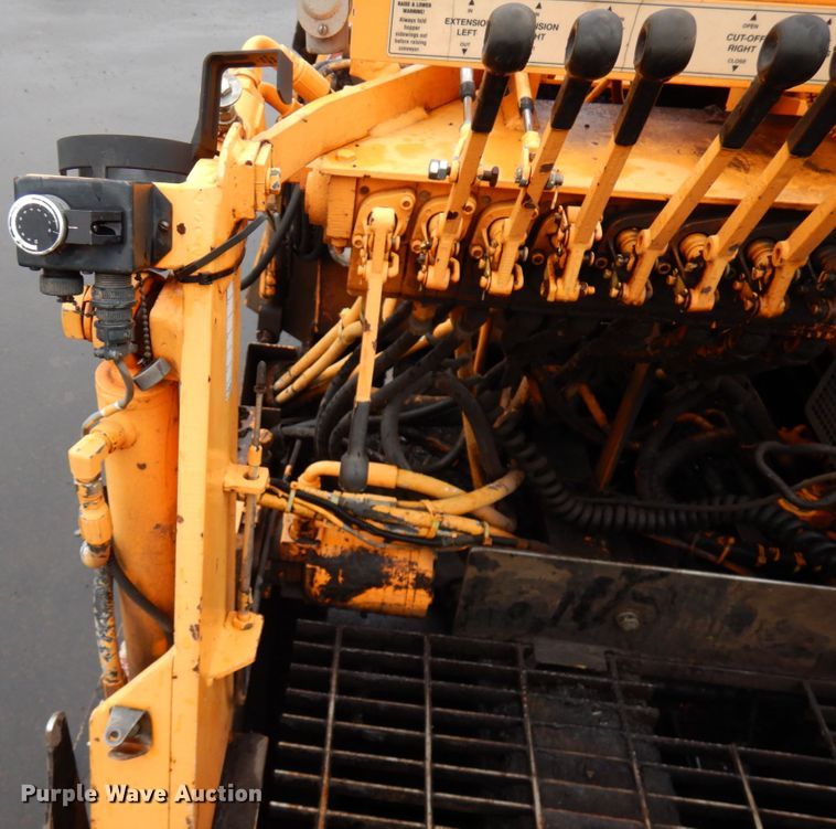 image for item HR9174 2005 LeeBoy L8500T  paver