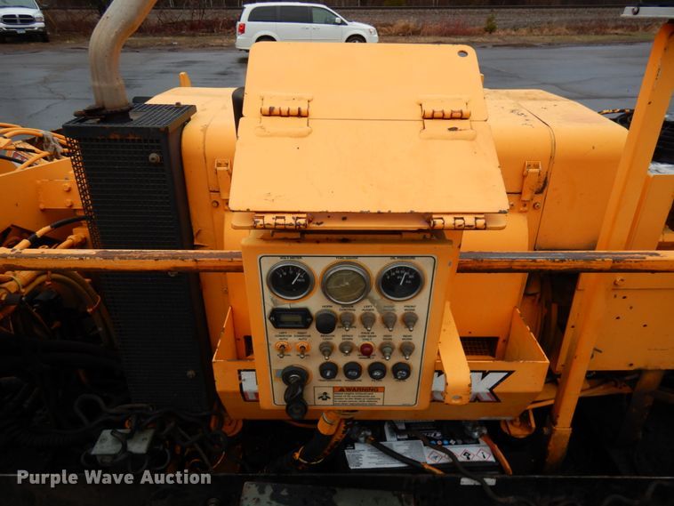 image for item HR9174 2005 LeeBoy L8500T  paver