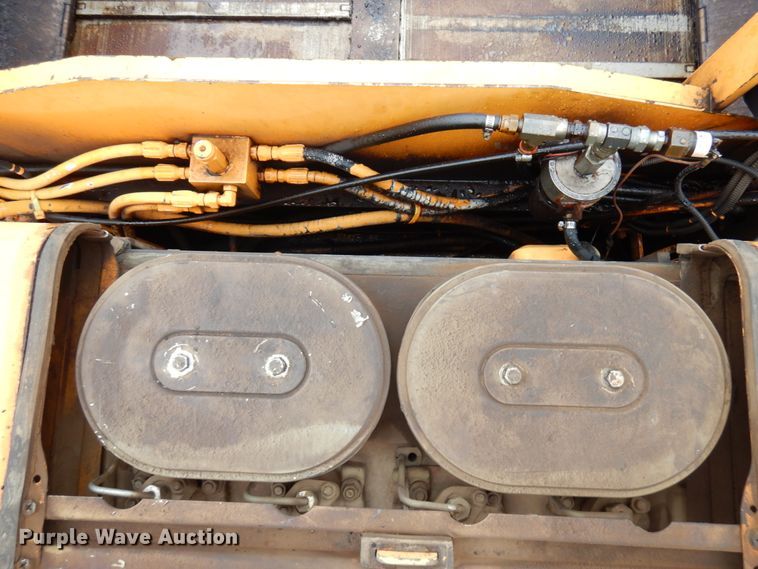 image for item HR9174 2005 LeeBoy L8500T  paver