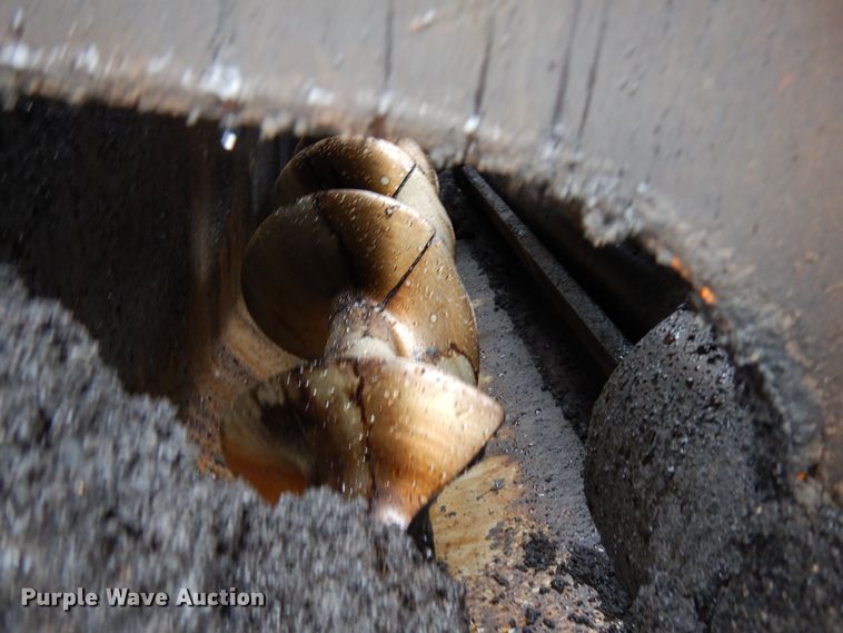 image for item HR9174 2005 LeeBoy L8500T  paver