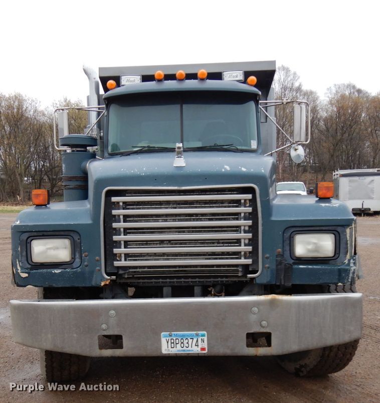 image for item HR9182 1997 Mack RD688S  dump truck