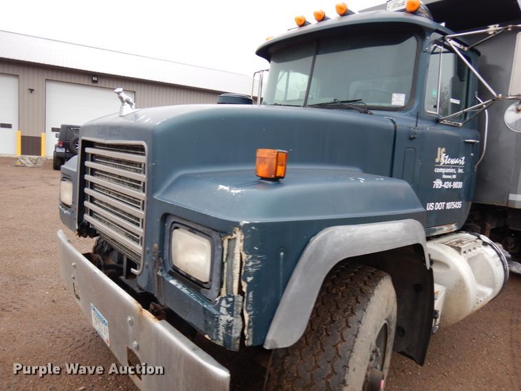 image for item HR9182 1997 Mack RD688S  dump truck