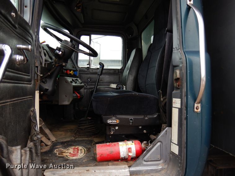 image for item HR9182 1997 Mack RD688S  dump truck