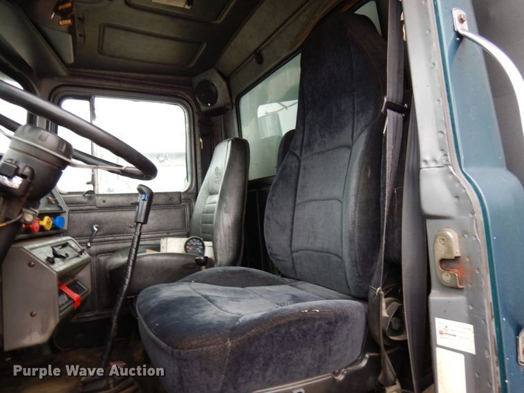 image for item HR9182 1997 Mack RD688S  dump truck