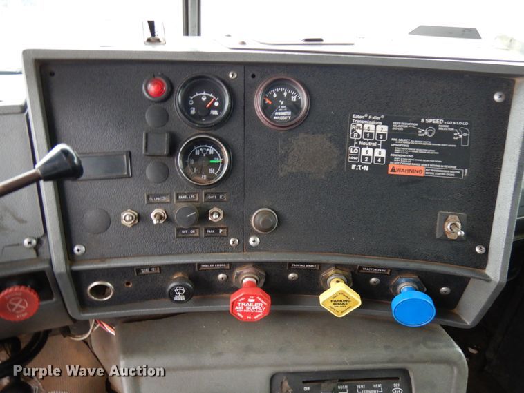 image for item HR9182 1997 Mack RD688S  dump truck