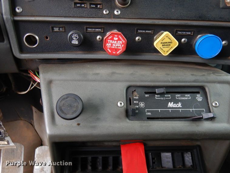 image for item HR9182 1997 Mack RD688S  dump truck