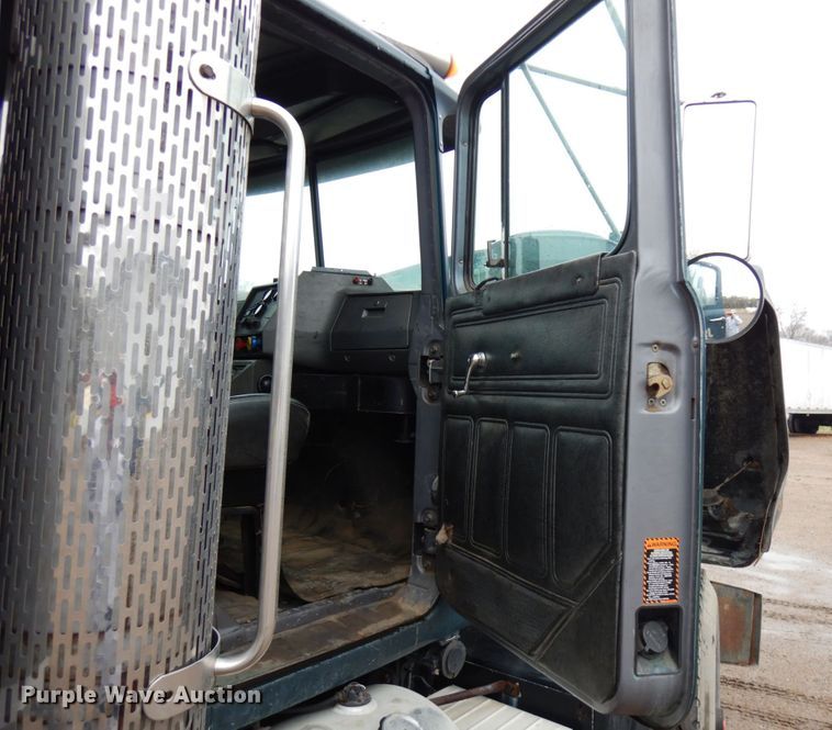 image for item HR9182 1997 Mack RD688S  dump truck