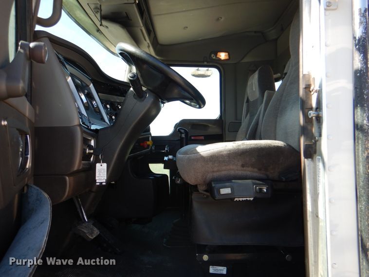 image for item HX9204 2010 Kenworth T800  crane truck