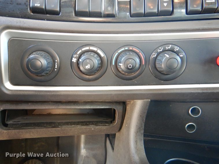 image for item HX9204 2010 Kenworth T800  crane truck