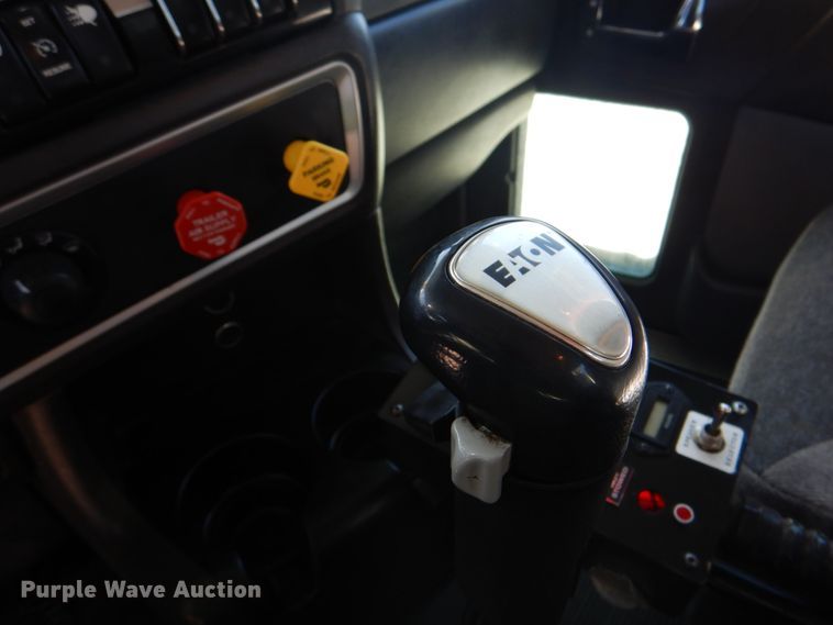 image for item HX9204 2010 Kenworth T800  crane truck