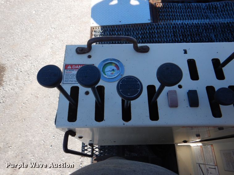 image for item HX9204 2010 Kenworth T800  crane truck