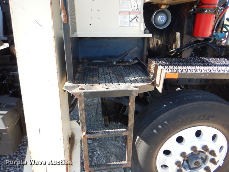 image for item HX9204 2010 Kenworth T800  crane truck