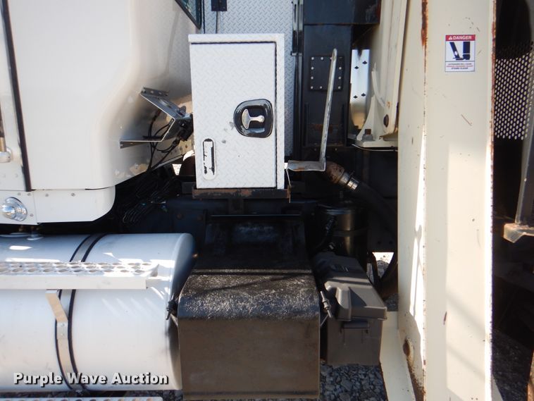 image for item HX9204 2010 Kenworth T800  crane truck