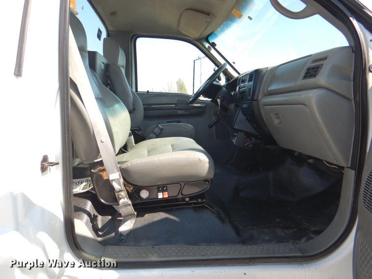 image for item HX9208 2006 Ford F750 Super Duty XL  bucket truck