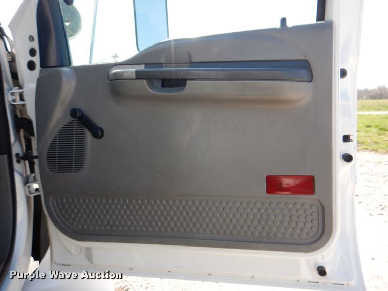 image for item HX9208 2006 Ford F750 Super Duty XL  bucket truck