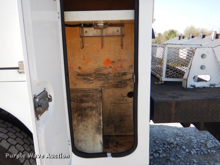 image for item HX9208 2006 Ford F750 Super Duty XL  bucket truck