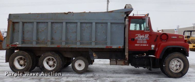 image for item HX9578 1994 Ford L9000  dump truck