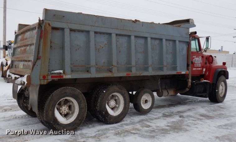 image for item HX9578 1994 Ford L9000  dump truck