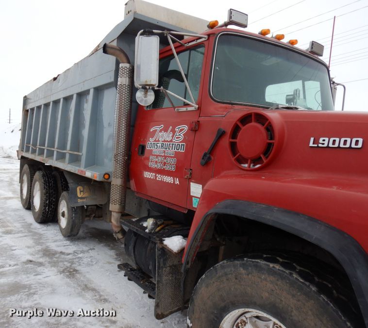 image for item HX9578 1994 Ford L9000  dump truck