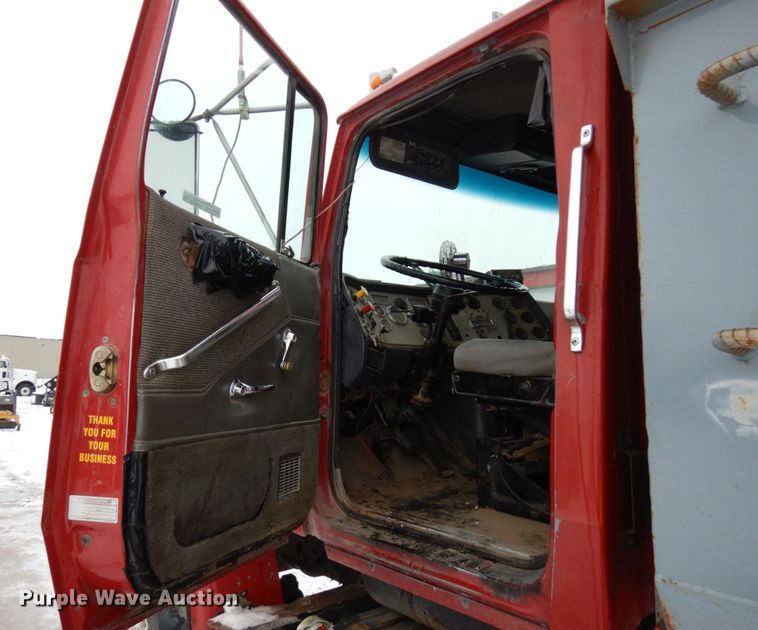 image for item HX9578 1994 Ford L9000  dump truck