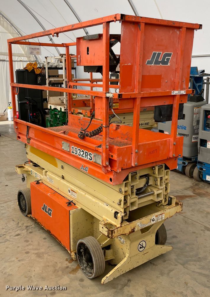 image for item II9342 2016 JLG 1932RS  scissor lift