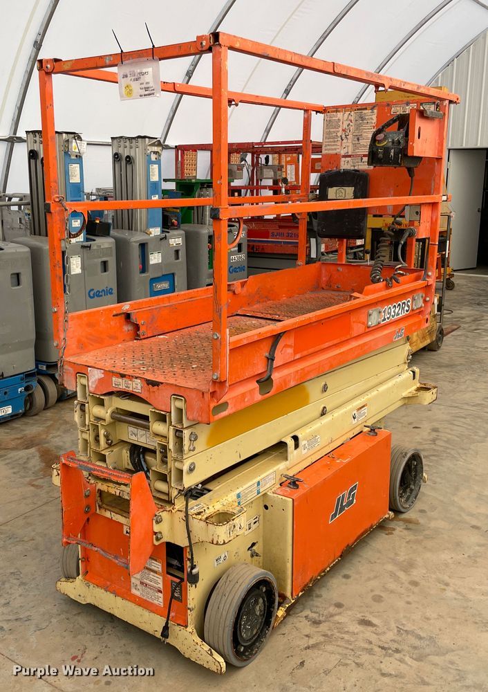 image for item II9342 2016 JLG 1932RS  scissor lift
