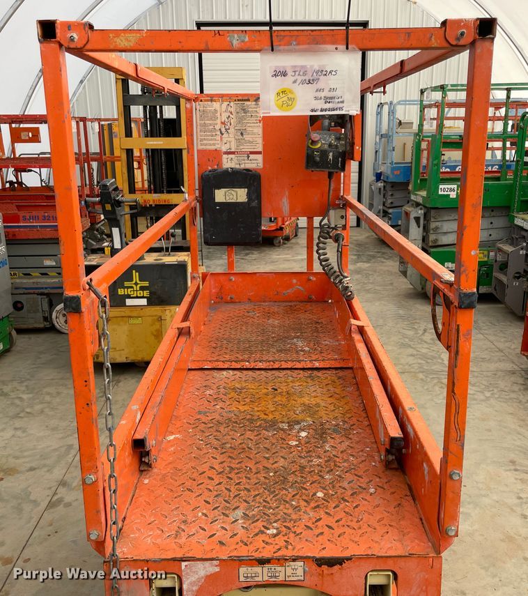 image for item II9342 2016 JLG 1932RS  scissor lift