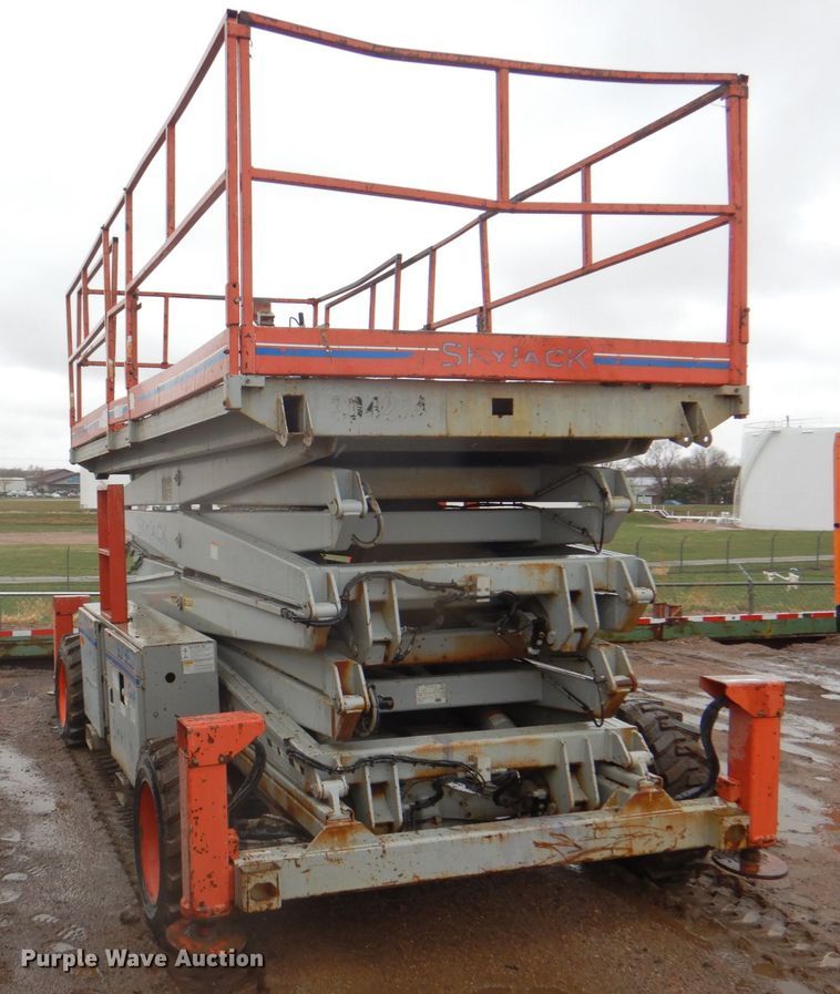 image for item II9916 1998 Skyjack SJ9250  scissor lift