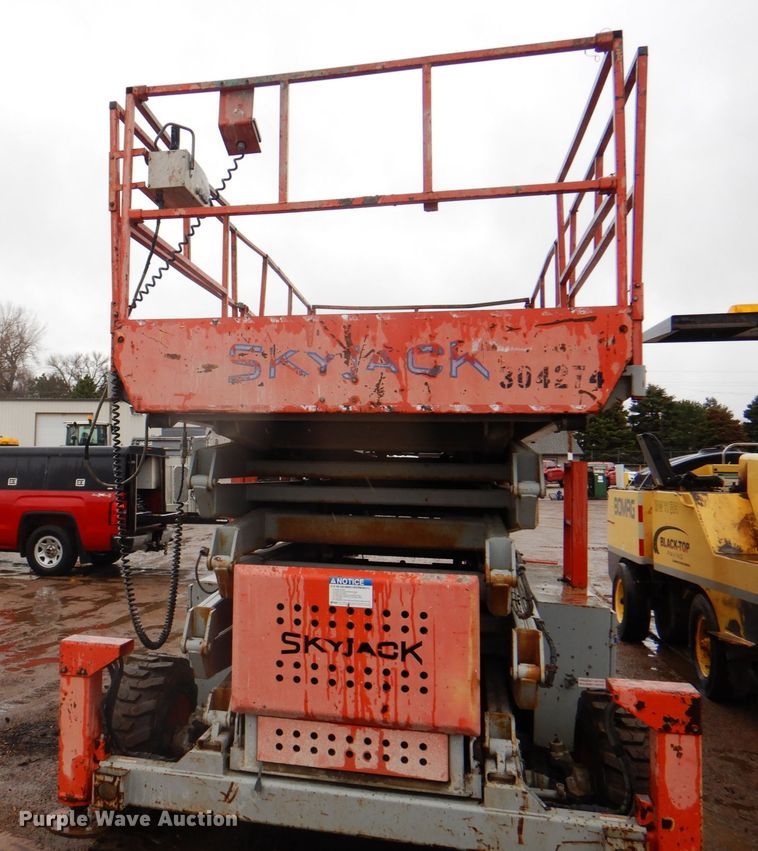 image for item II9916 1998 Skyjack SJ9250  scissor lift