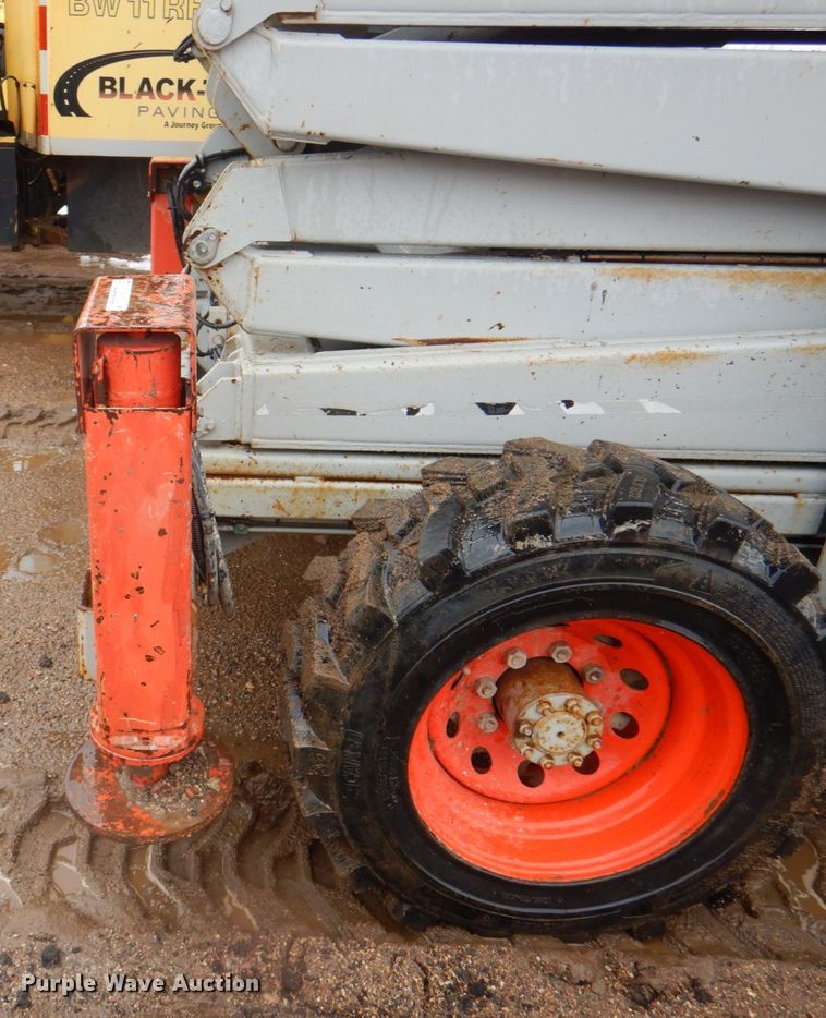 image for item II9916 1998 Skyjack SJ9250  scissor lift