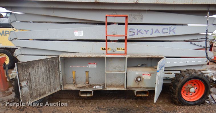 image for item II9916 1998 Skyjack SJ9250  scissor lift