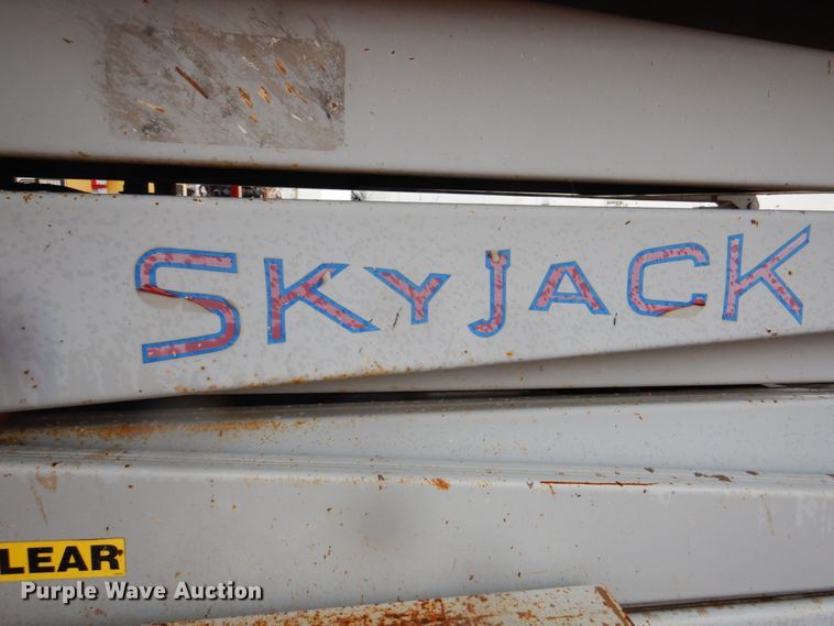 image for item II9916 1998 Skyjack SJ9250  scissor lift